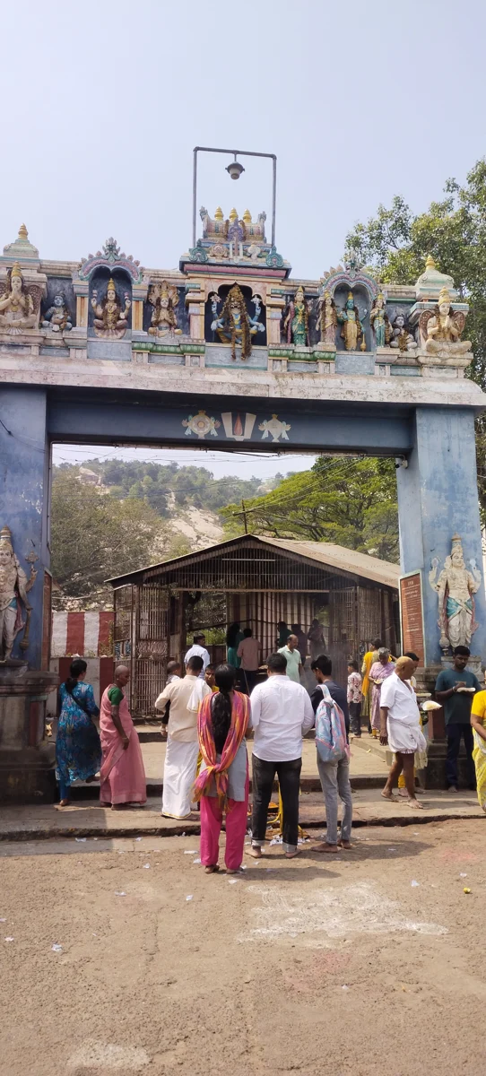 Sholingur: Yoga Narasimha temple & hill views